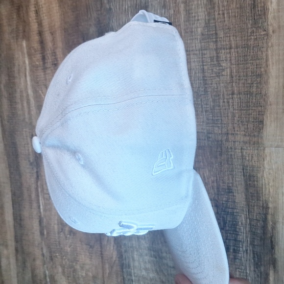 Oakley Cream&White Snapback Ball Cap - Picture 3 of 8